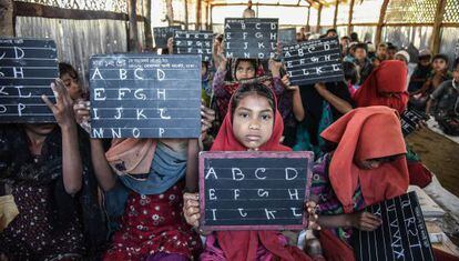 Niños rohinyás aprenden inglés en una escuela coránica en el distrito suroriental bangladesí de Cox's Bazar.