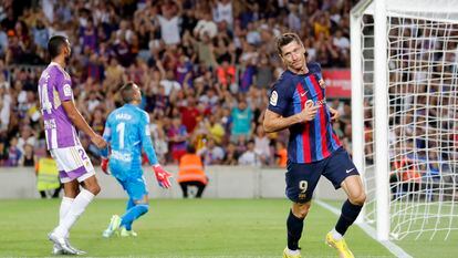 Lewandowski celebra el tercer tanto del Barcelona ante el Valladolid en el Camp Nou.