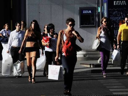 Compradores en una calle madrile&ntilde;a. Pasear y comprar forma parte del ocio que se practica en fin de semana.