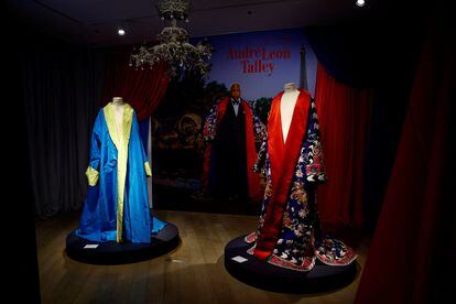 Un caftán y un kimono diseñado por Tom Ford son algunas de las prendas que componen la selección de objetos de Leon Talley. 