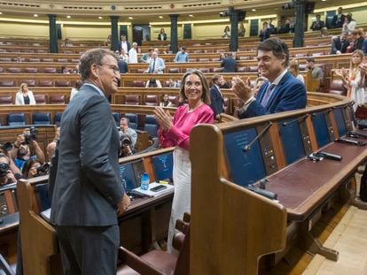 Núñez Feijóo, aplaudido por los diputados del PP el miércoles en la segunda jornada de su debate de investidura.