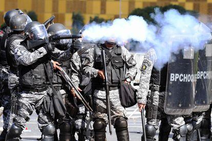 Policias antidisturbios en la manifestación de Brasilia.