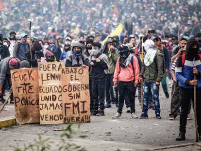 Miles de manifestantes indígenas marchan en Quito. El presidente anuncia su regreso a la capital para supervisar las movilizaciones