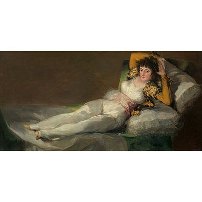 Francisco de Goya:  'La maja vestida'. 1800. Sin duda una de las obras más universales de Goya son las Majas y curiosamente la versión en la que la maja aparece vestida, no viste como una maja, sino como una gran dama con el vestido llamado camisa o chemise à la reine confeccionado en fino algodón, blanco y transparente que respondía fielmente al gusto neoclásico de la época. Se llevaba directamente sobre el cuerpo con una banda que lo ajustaba a la cintura. Ahora bien, lo que sí pone una nota castiza a su vestido y de ahí su nombre, es la prenda corta que a modo de chaqueta viste la retratada. La decoración aplicada de galones y caireles son semejantes a las prendas que llevaban las majas y que magníficamente nos ha retratado Goya en sus cartones para tapices.