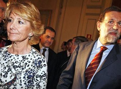 Esperanza Aguirre, seguida de Mariano Rajoy, a su llegada al <i>Foro Abc.</i>