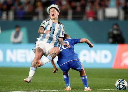 Yamila Rodríguez disputa un balón en el partido del 24 de julio contra Italia en Auckland (Nueva Zelanda).
