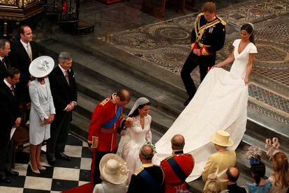 Kate Middleton y Guillermo de Inglaterra saludan a la reina Isabel tras contraer matrimonio en la abadía de Westminster, el 29 de abril de 2011. La boda del segundo en la línea de sucesión al trono británico, a la que asistieron 1.900 invitados, fue oficiada por el arzobispo de Canterbury.