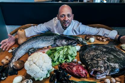 chef Iñaki Bretal posa con los productos de la dieta atlántica