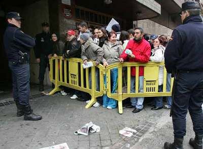 Cientos de rumanos y búlgaros esperan su turno ante la Comisaría General de Extranjería de Madrid.