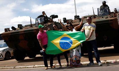 Seguidores de Bolsonaro, frente a una tanqueta.