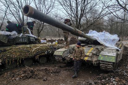 Militares ucranios subidos a sus tanques cerca de la ciudad de Bajmut, en el frente del este, el día 13. 
