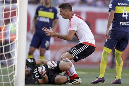 Lucas Alario (centro), del River Plate, reacciona después de fallar un gol.