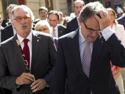 Artur Mas y el alcalde de Barcelona, Xavier Trias, a la salida de la misa oficiada hoy en la bas&iacute;lica con motivo de la Diada de la Merc&egrave;.