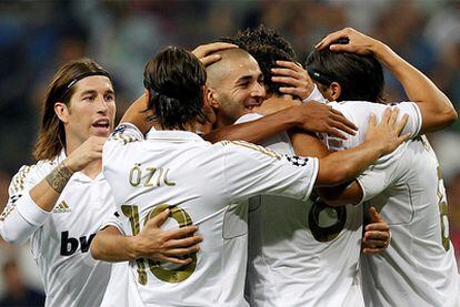 Los jugadores del Madrid felicitan a Benzema.