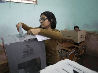 Una mujer vota en Honduras este domingo