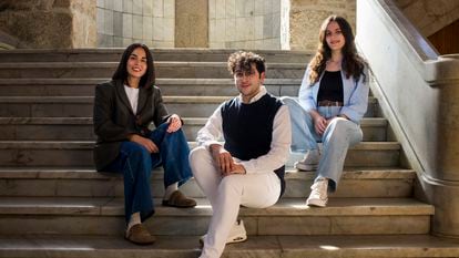 De izquierda a derecha: Tamara Rivas, Borja Fernández-Novoa y Eva Fernández este lunes en la puerta de la facultad de Medicina de la Universidad de Santiago de Compostela.