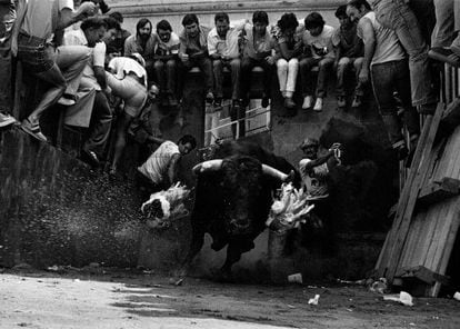 Suelta del toro en un festejo en Coria (Cáceres) en 1981.