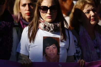 Entre los pocos incidentes registrados, la organización destacó que varias personas irrumpieron al inicio de la manifestación con pancartas negando la violencia de género. En la fotografía, una joven porta la imagen de una víctima.