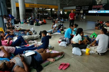 Los migrantes, en su mayoría centroamericanos y venezolanos, esperan se les permita llegar a la fronteriza Ciudad Acuña, Estado de Coahuila, para solicitar su entrada a Estados Unidos.
