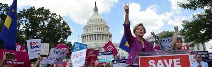La senadora dem&oacute;crata Elisabeth Warren encabeza una protesta de mujeres contrarias al plan sanitario republicano en Washington. 