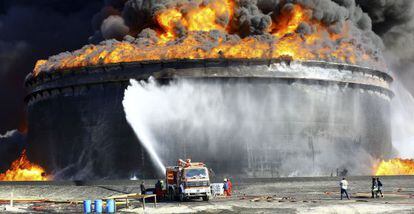 Un incendio en un tanque petrolero, tras el impacto de un misil, en Ras Lanuf, Libia, en diciembre.