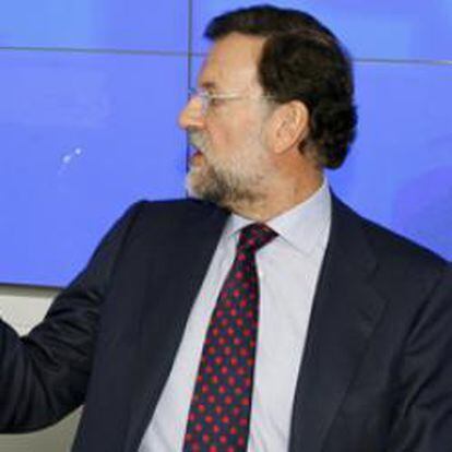El presidente del PP, Mariano Rajoy, junto a la secretaria general, María Dolores de Cospedal, durante la primera reunión de la Junta Directiva Nacional de su partido en 2010.