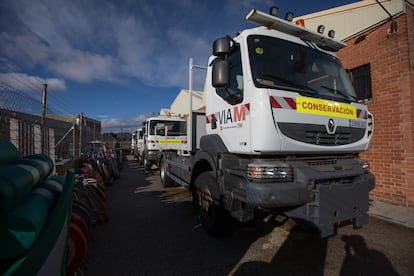 Camiones quitanieves de la Comunidad de Madrid en la base de las brigadas de conservación de carreteras de Chapinería, un municipio en el oeste de la región.