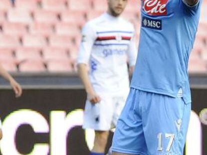 Hamsik se lamenta de una ocasi&oacute;n perdida durante el partido contr el Sampdoria. 