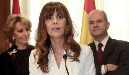 La nueva delegada del Gobierno en Madrid, Dolores Carrión, toma posesión de su cargo junto al ministro de Política Territorial y Administración Pública, Manuel Chaves, y la presidenta de la Comunidad, Esperanza Aguirre.
