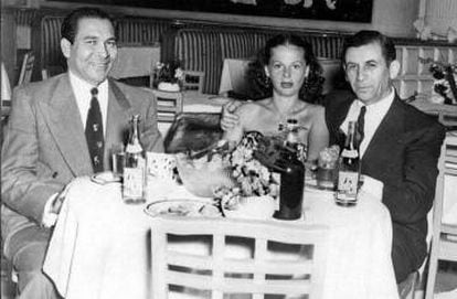 Fulgencio Batista (izquierda) con Meyer Lansky y su esposa, en La Habana en los años cincuenta.