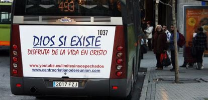 Un autobús con un anuncio contratado por los evangelistas, en 2009.