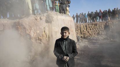 Morteza, de 10 años, recogía carbón en una fábrica de ladrillos, el 16 de diciembre cerca de Herat.