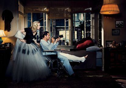 Scarlett Johansson y Javier Bardem, simulando una escena de la película <i>La Ventana Indiscreta</i>