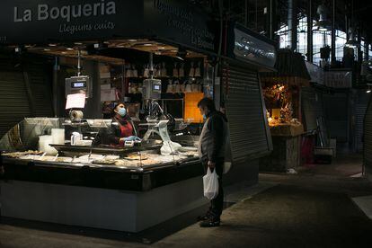 El mercado de la Boqueria, en La Rambla, funciona a medio gas, con pocos clientes y solo algunas paradas abiertas.