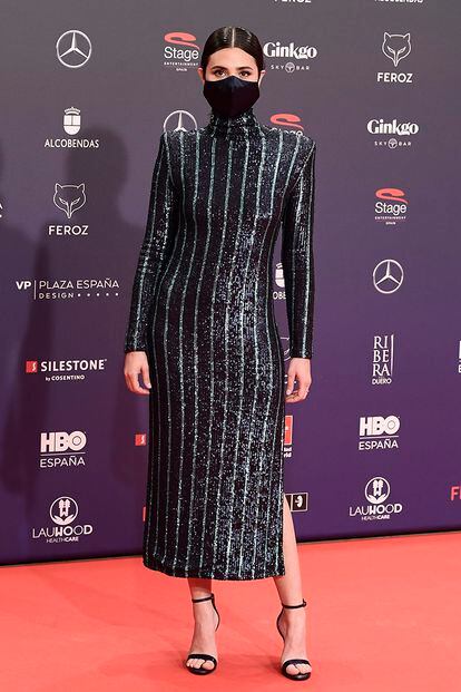 Loreto Mauleón, ganadora a mejor actriz de reparto por Patria, apostó por un diseño de lentejuelas con cuello vuelto y escote en la espalda de la firma valenciana Koahari.