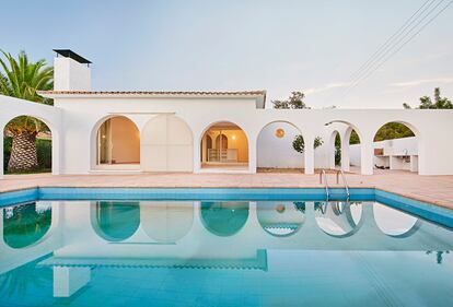 El arco, que era una forma geométrica muy presente en la casa original, se potenció con nuevas aberturas y también en muros añadidos a modo de arcadas, que distribuyen mejor la zona ajardinada y la piscina.