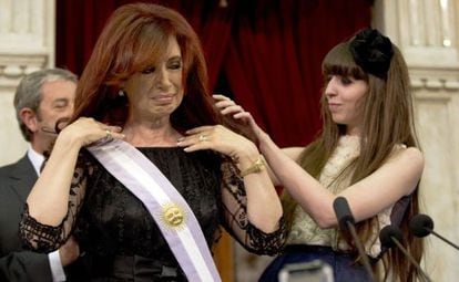 La hija de Cristina le acomoda la banda presidencial.