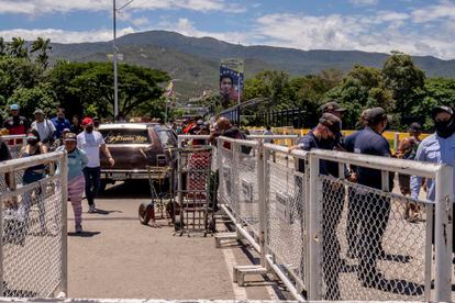 Un carro de la Funeraria Santa Rita llega hasta la mitad del puente internacional Simón Bolívar, en Cúcuta, el 9 de agosto de 2022.