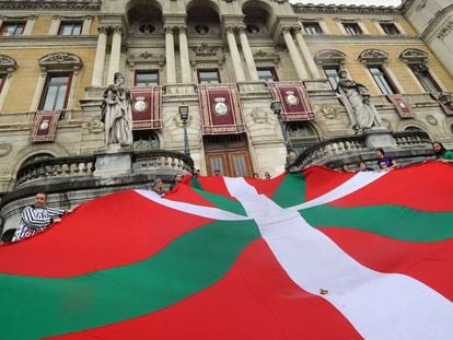 Un grup de gent desplega la ikurriña, en una imatge d'arxiu.