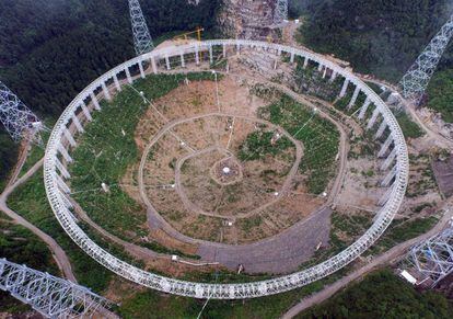 El radiotelecopio "FAST" en construcción, el 28 de julio del 2015.