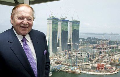 El millonario estadounidense Sheldon Adelson posa en 2009 frente a las obras de su complejo de casinos en Singapur.