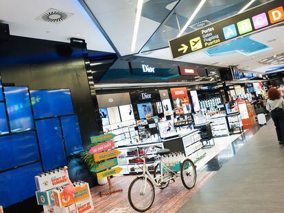 Pasillo de una de las tiendas libres de impuestos en el aeropuerto de Barcelona-El Prat