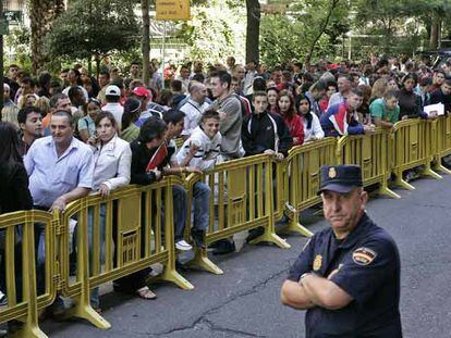 Cola de inmigrantes ante la oficina de atención a extranjeros en Madrid en junio pasado.