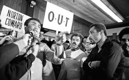Muhammad Ali en Nueva York, en 1976, respondiendo a los periodistas.