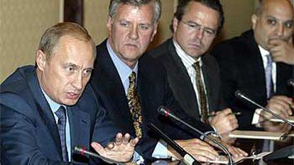 Putin (izquierda) se dirige a varios empresarios extranjeros durante un encuentro en Moscú.