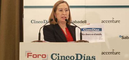 La ministra de Fomento, Ana Pastor, durante su ponencia en uno de los Foros Cinco Días.
