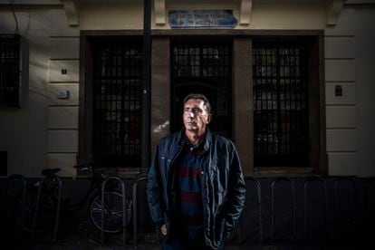 Emilio Boyer, que denuncia abusos en el colegio de los agustinos de Valencia, uno de los casos incluidos en el informe de EL PAÍS, frente a la fachada del centro.