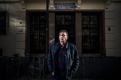 Emilio Boyer, que denuncia abusos en el colegio de los agustinos de Valencia, uno de los casos incluidos en el informe de EL PAÍS, frente a la fachada del centro.