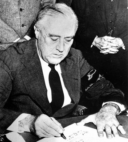 El presidente Roosevelt, con corbata y brazalete negros, firma la declaración de guerra a Japón el 8 de diciembre de 1941.