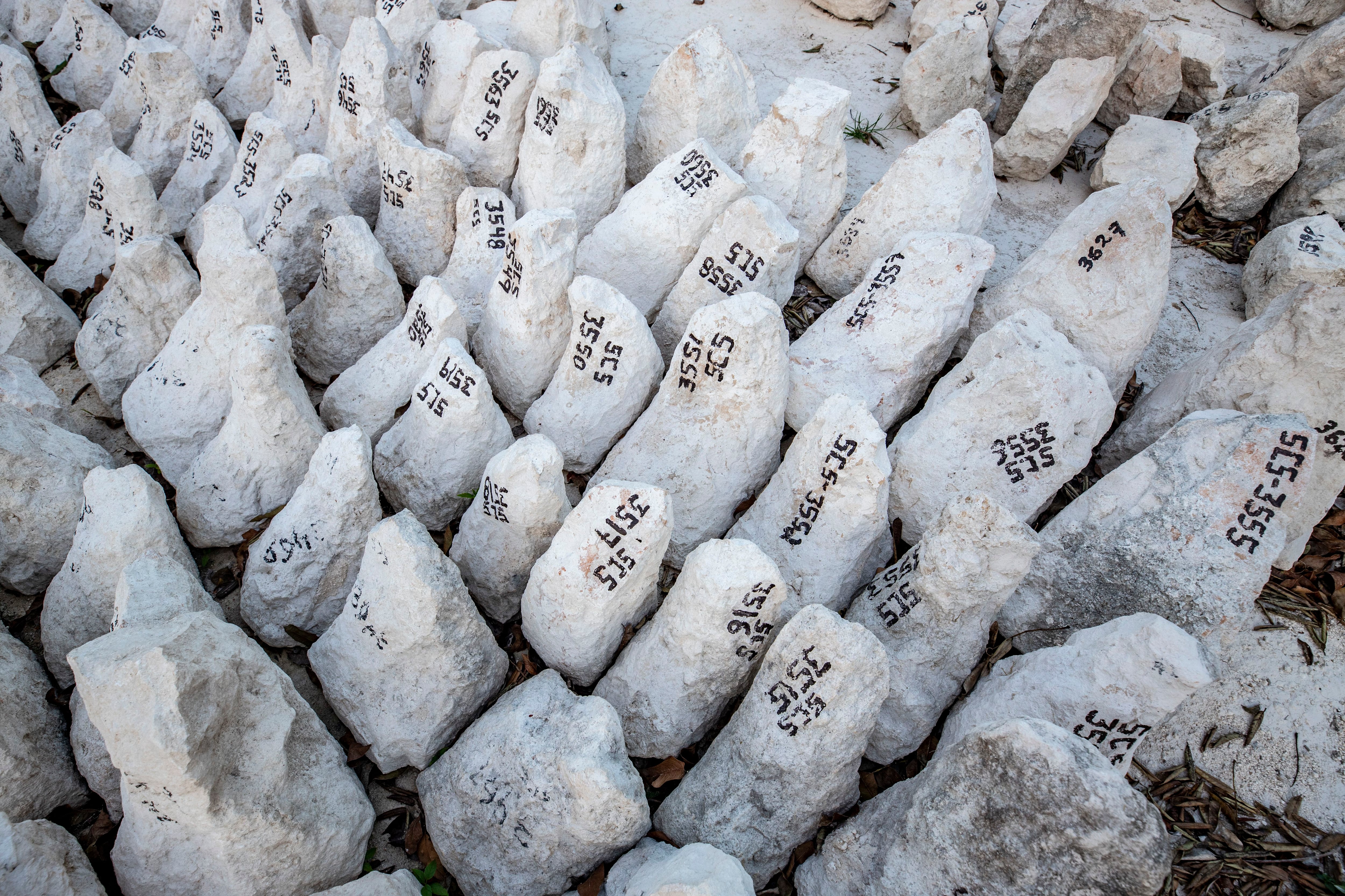 Clasificación de las piedras encontradas de acuerdo a la  unidad de excavación en el Grupo de la serie inicial en Chichén Itzá.